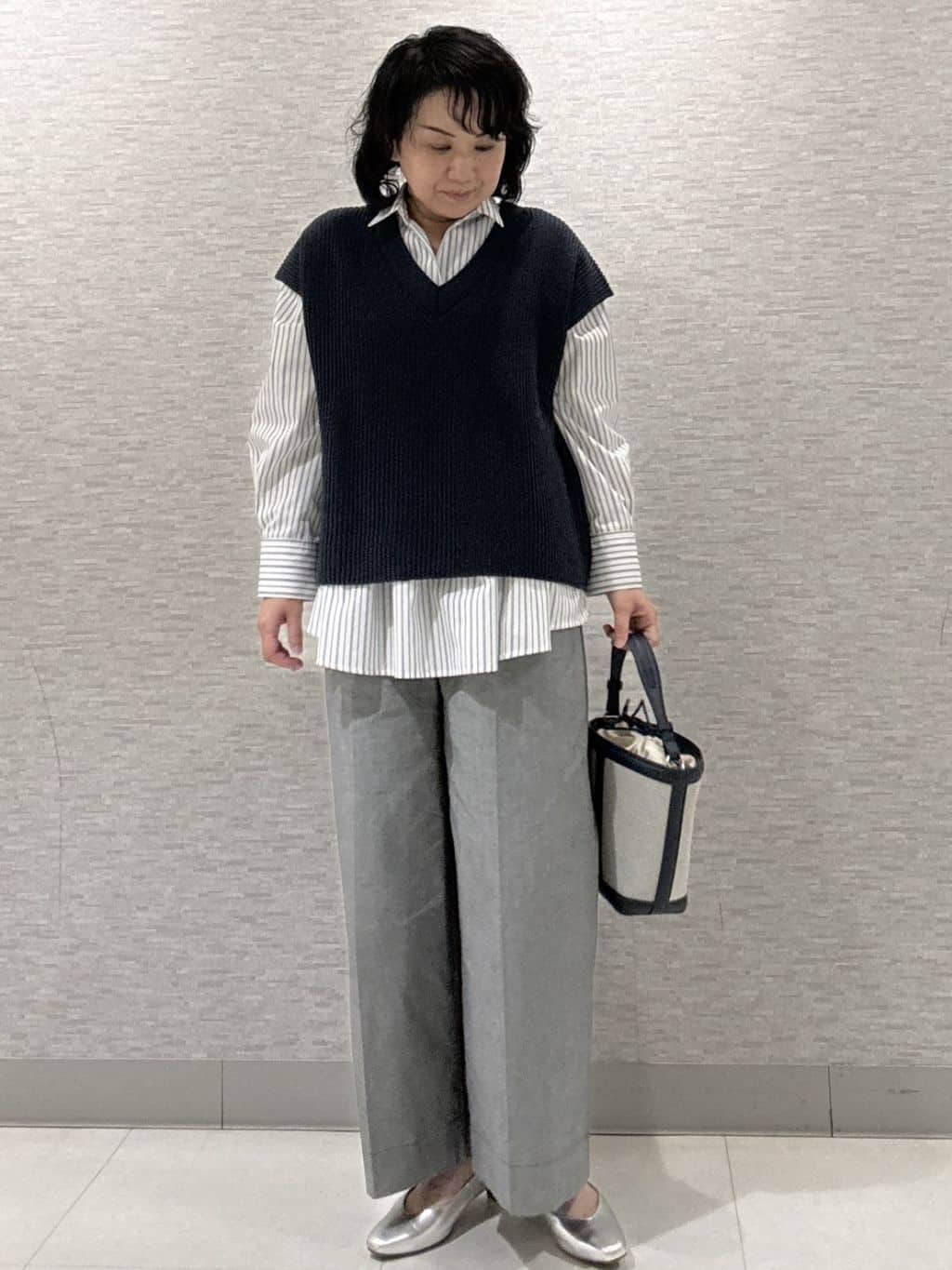 KOJIMAさんの「Reflect｜【レイヤードにおすすめ◎】ドライタッチニットベスト」を使ったコーディネート