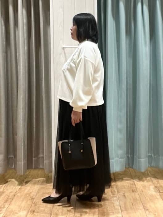 あやさんの「SHOO･LA･RUE｜【S-LL】美しいシルエット お花ロープ刺繍ダンボールトップス」を使ったコーディネート