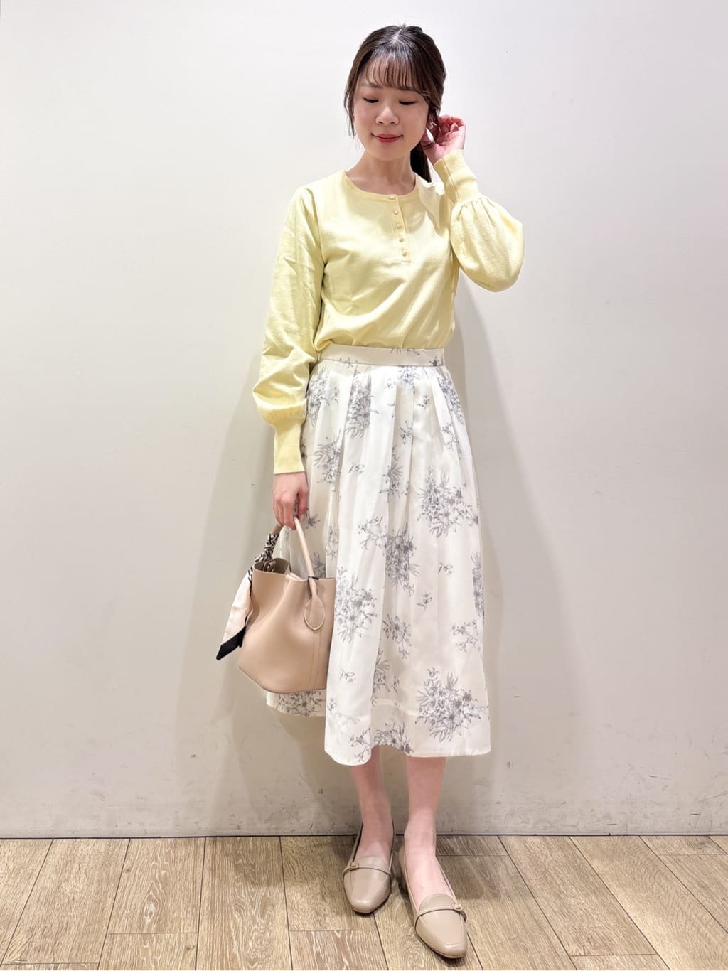 ayaさんの「index｜ビジューボタンヘンリーネックニット【洗濯機OK】」を使ったコーディネート