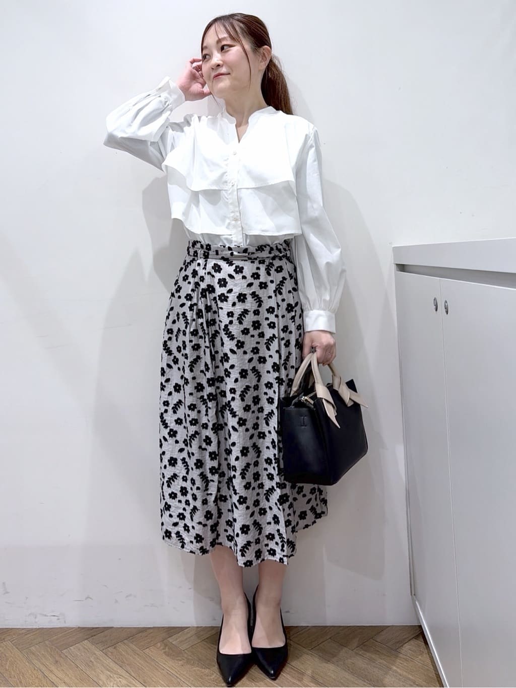 Junさんの「index｜フリルキーネックシャツ【洗濯機OK／イージーアイロン／防シワ】《XS～LL／7col》」を使ったコーディネート