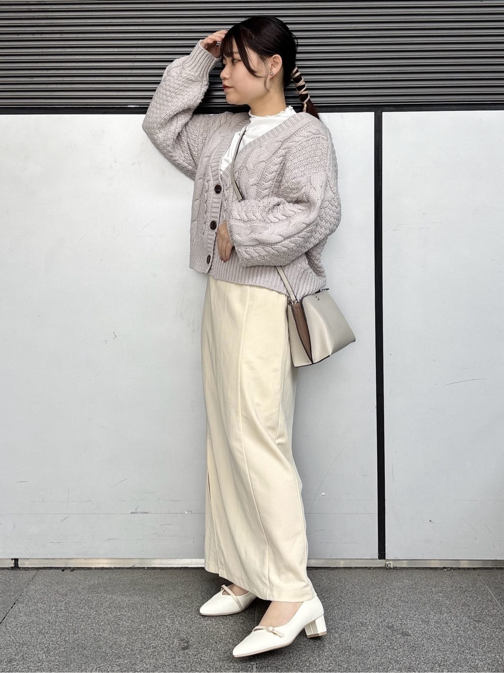 まっきーさんの「ESPERANZA｜ビジューリボンポインテッドパンプス」を使ったコーディネート