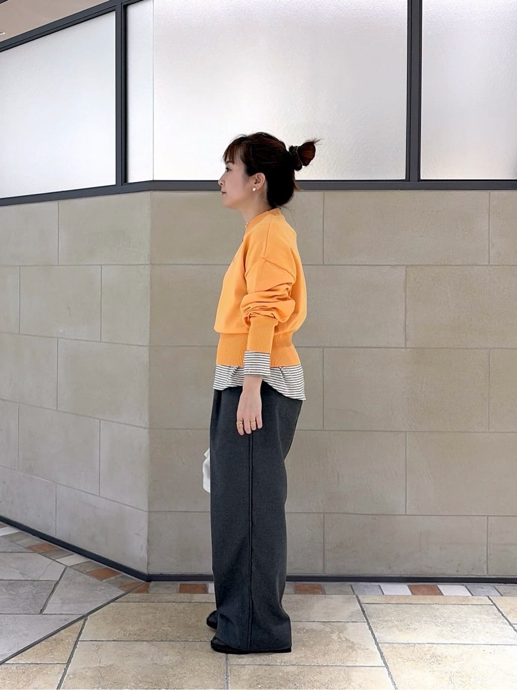 よねさんの「INDIVI｜Timeless｜フォルムロゴニット」を使ったコーディネート