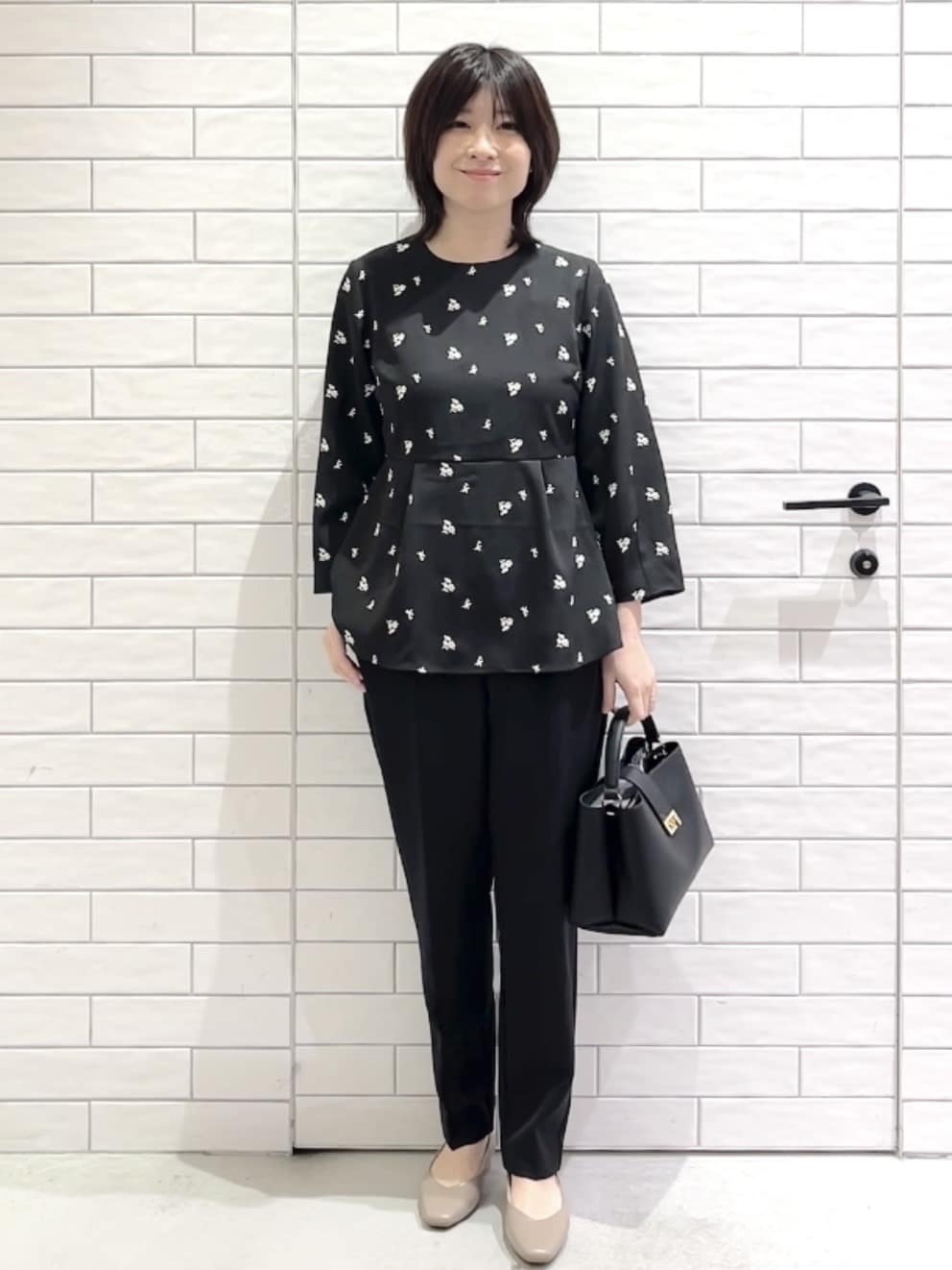 しおりさんの「OPAQUE.CLIP｜フラワー刺繍ペプラムブラウス【洗濯機OK】」を使ったコーディネート