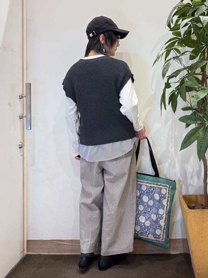 misakiさんの「SHOO･LA･RUE｜【S-LL/洗濯機可】気軽にレイヤード 前開きざっくりニットベスト」を使ったコーディネート