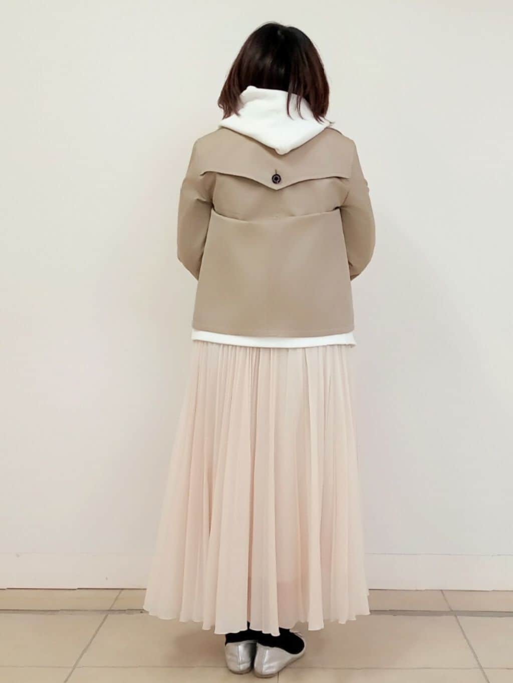 emiさんの「DRESSTERIOR｜【ウォッシャブル/撥水素材】Aラインショートトレンチジャケット」を使ったコーディネート