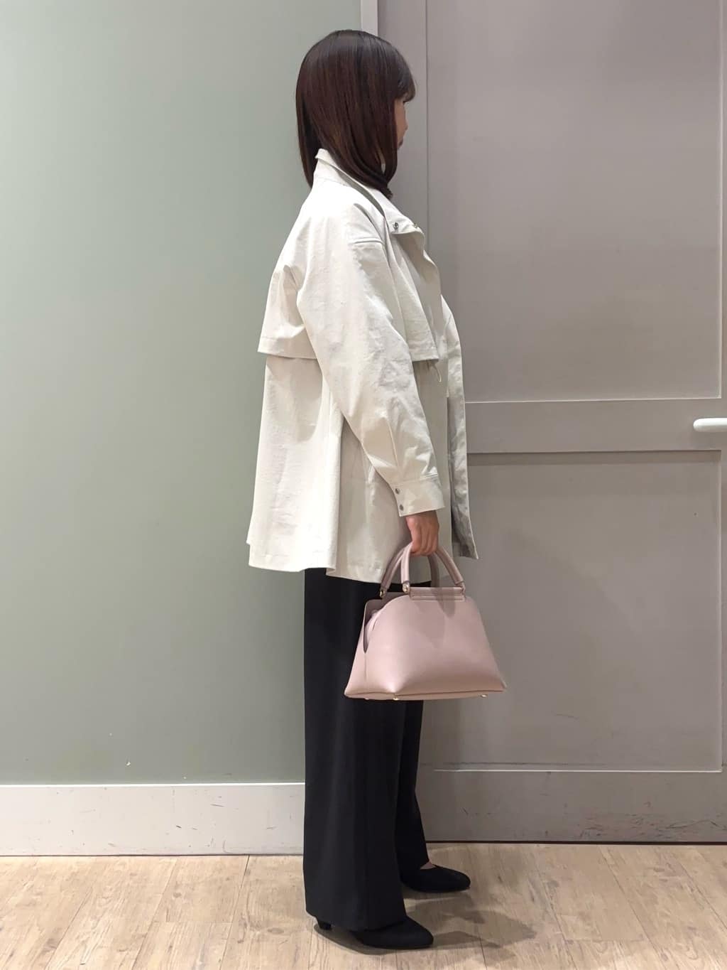しばみさんの「grove｜【撥水／シルエット2WAY】羽織るだけでサマになる、スタンドネックテントラインコート」を使ったコーディネート