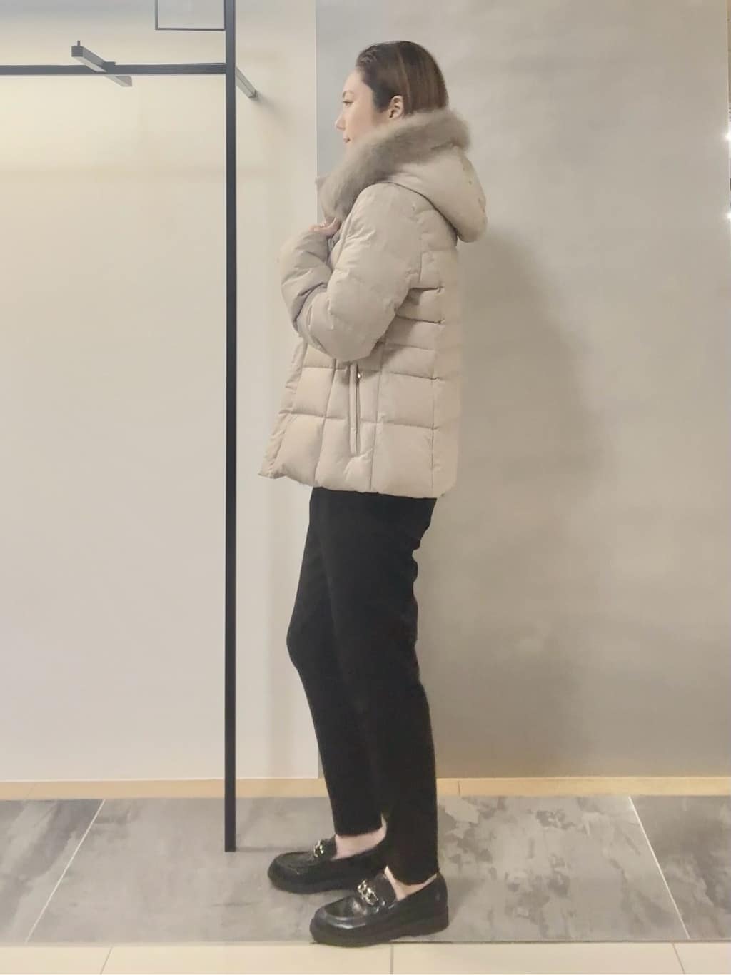 MAIさんの「INDIVI｜【名品／撥水／抗菌防臭】ショート丈リサイクルダウンコート」を使ったコーディネート