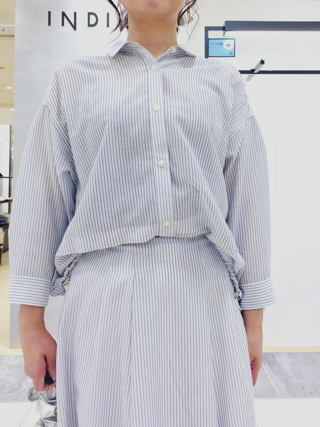 TOMOMIさんの「INDIVI｜【接触冷感／洗える／2WAY】ドロスト付 シアーシャンブレーシャツ」を使ったコーディネート