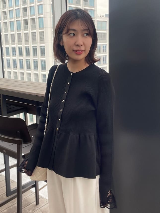 abeさんの「Couture brooch｜【大人かわいい・洗える】ペプラムニットカーディガン」を使ったコーディネート