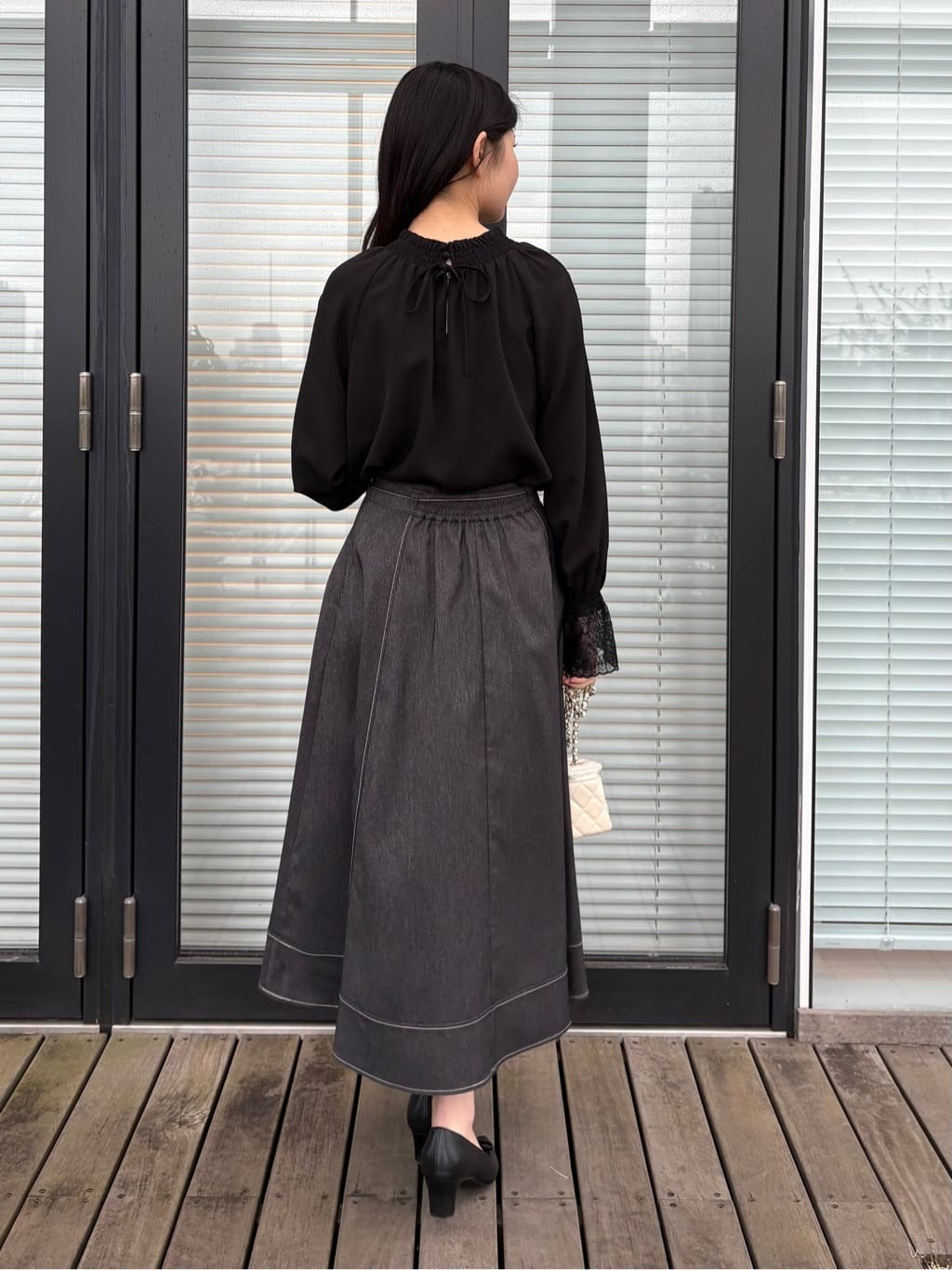 AOIさんの「Couture brooch｜【通勤・着映え】レースカフス ピコシャーリング バックリボンブラウス」を使ったコーディネート