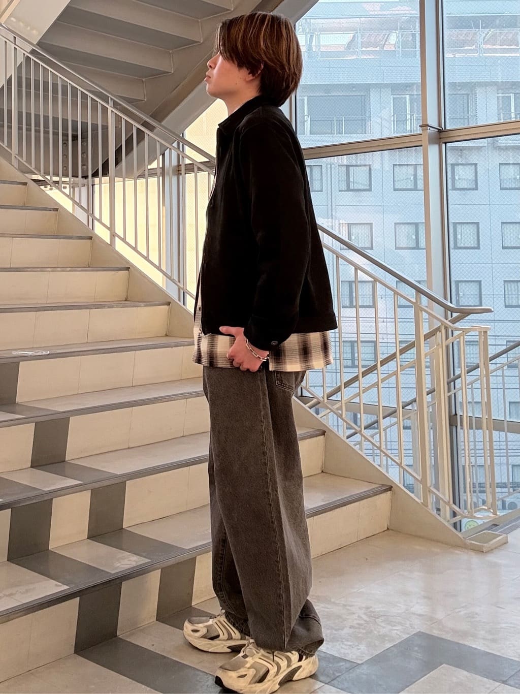 そうごさんの「THE SHOP TK｜【半歩先のオシャレ】デニムカーブパンツ　セットアップ可/洗濯機OK」を使ったコーディネート