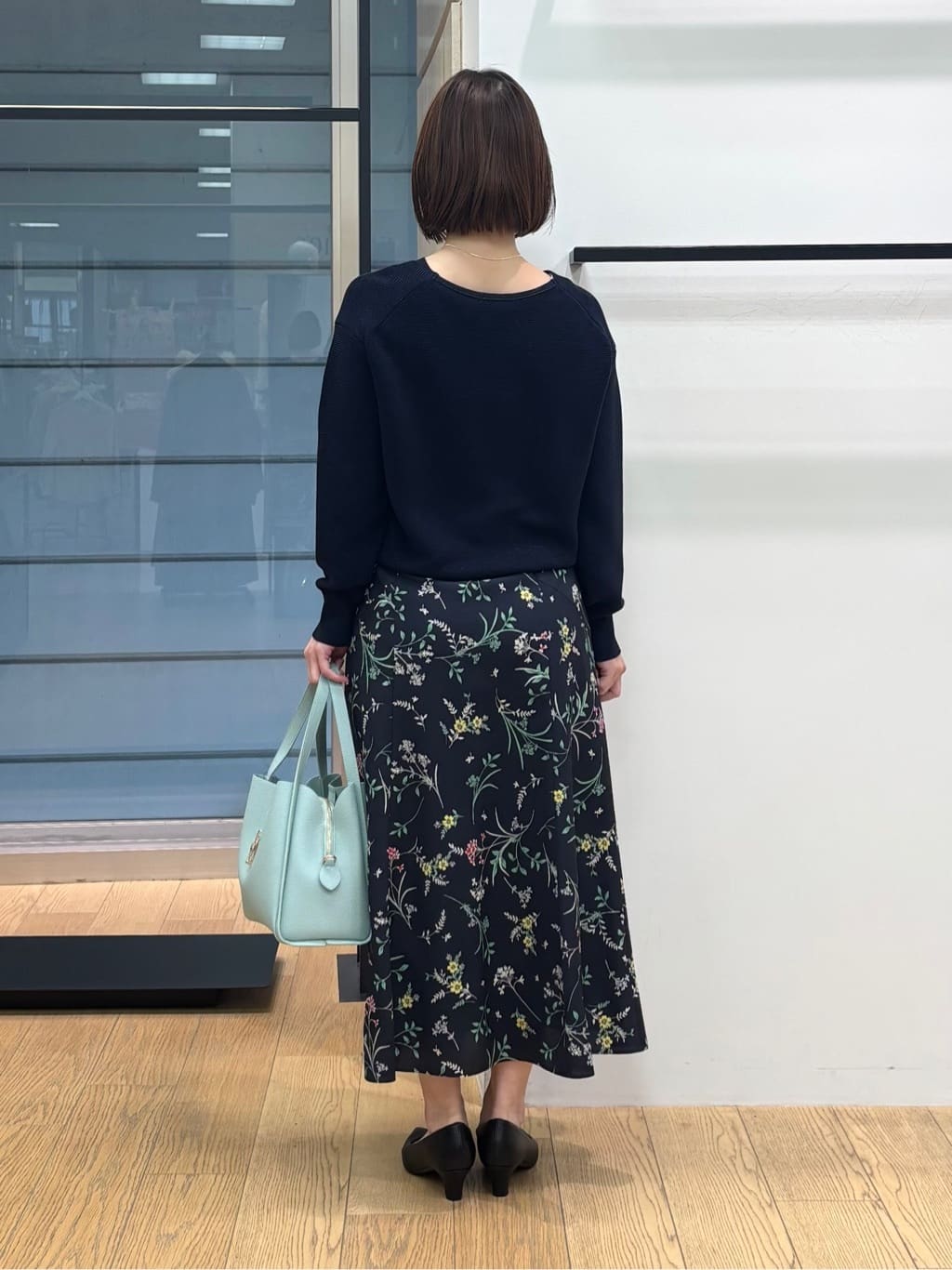 asamiさんの「INDIVI｜【SETUP可能】モダンフラワー柄フレアスカート」を使ったコーディネート
