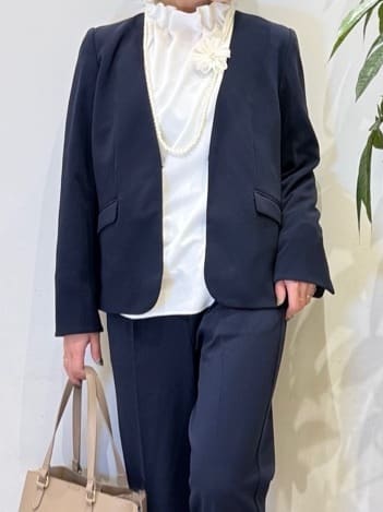 misakiさんの「SHOO･LA･RUE｜【洗濯機可/セットアップ可/S-3L】きちんと楽に。カットジョーゼットノーカラージャケット」を使ったコーディネート
