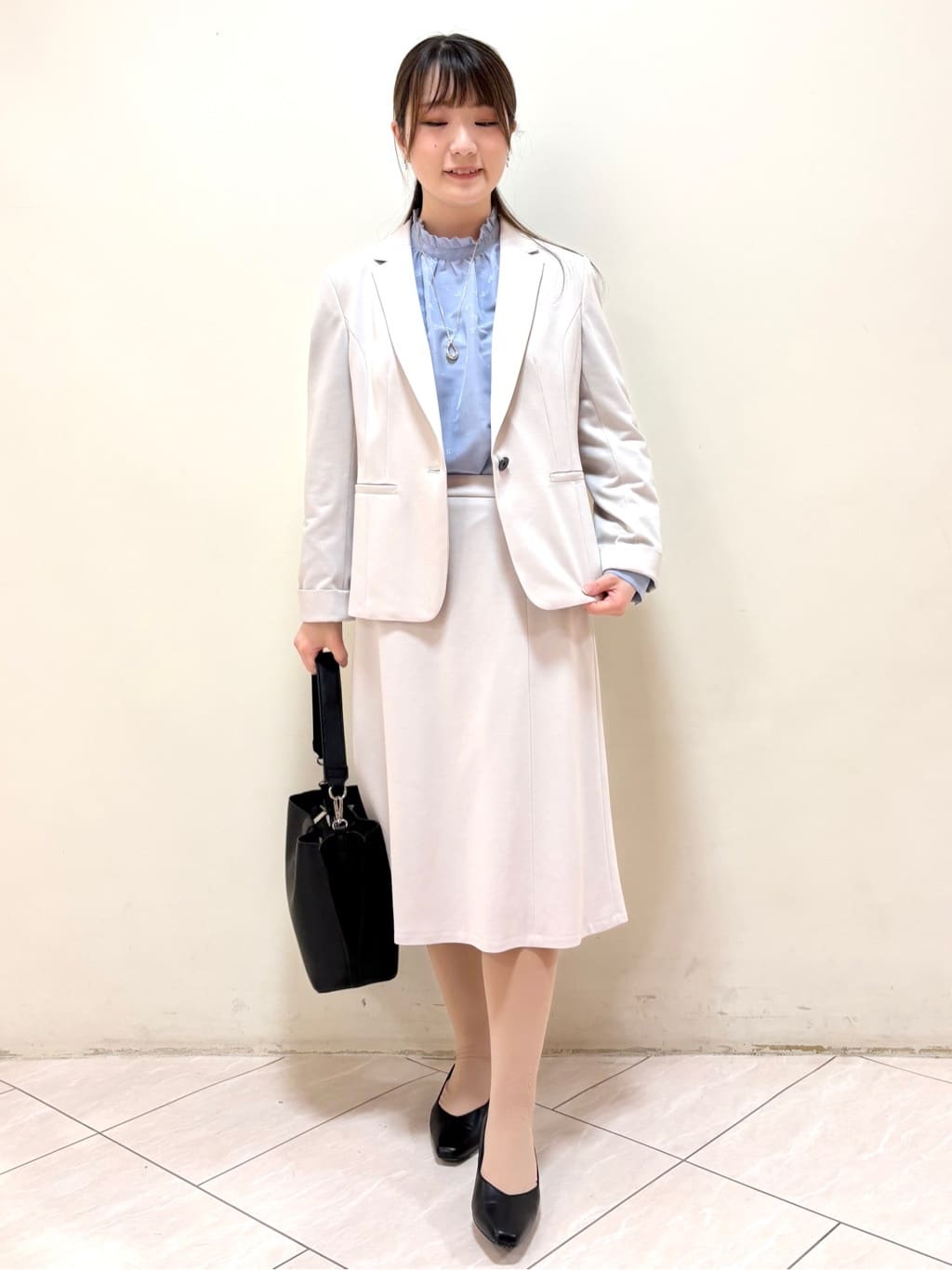 mikiさんの「Reflect｜【接触冷感】フリルネックサテンジャカードブラウス」を使ったコーディネート