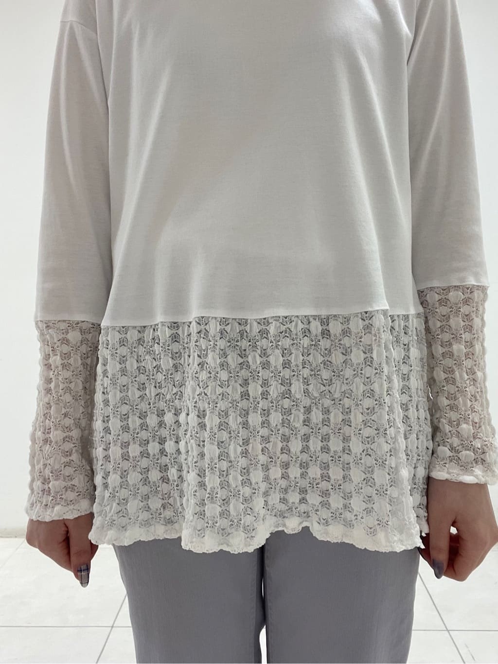 mさんの「INDIVI｜【洗える／レイヤードにおすすめ】シャーリングレース ロングTシャツ」を使ったコーディネート