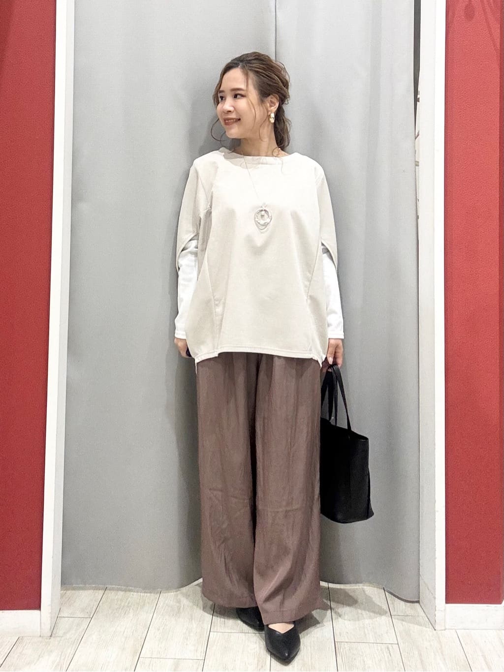 shioさんの「SHOO･LA･RUE｜【体型カバー/2点セット】ポンチョ風 スエードライクトップス+ロンT」を使ったコーディネート