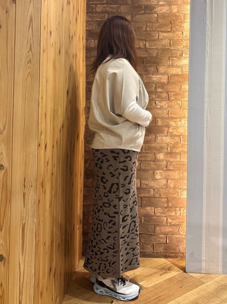 ゆかぴさんの「SHOO･LA･RUE｜【体型カバー/2点セット】ポンチョ風 スエードライクトップス+ロンT」を使ったコーディネート