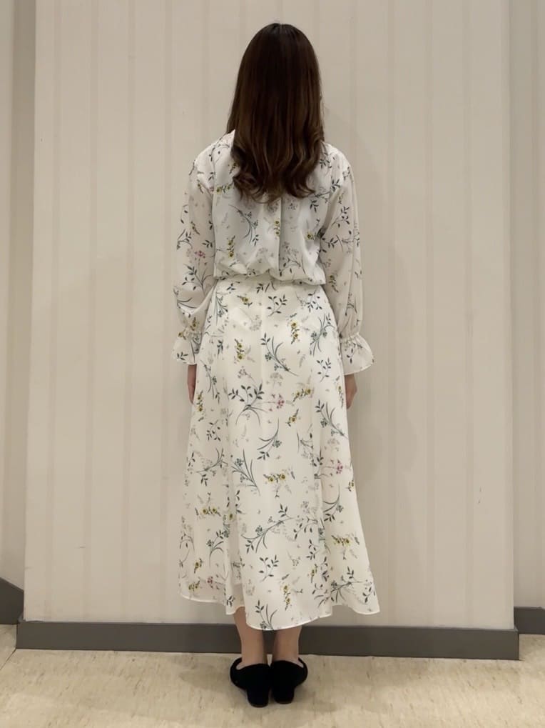 ちひさんの「INDIVI｜【SETUP可能】モダンフラワー柄フレアスカート」を使ったコーディネート
