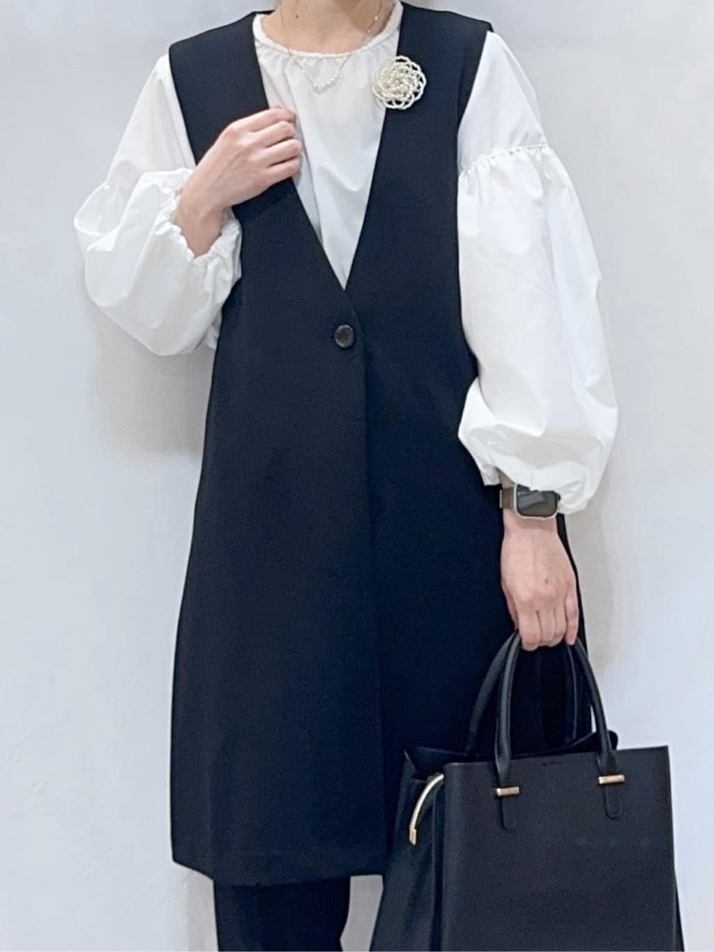 𝐇𝐢𝐫𝐨𝐦𝐢さんの「SHOO･LA･RUE｜【洗濯機可/セットアップ可/S-3L】きちんと楽に。カットジョーゼット ロングジレ」を使ったコーディネート