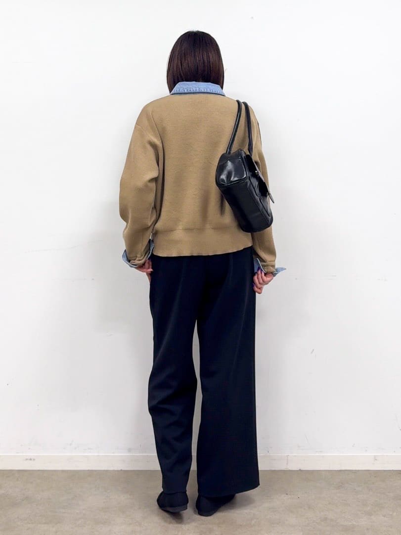 𝐜𝐡𝐢𝐤𝐚さんの「SHOO･LA･RUE｜デニム切替でこなれ顔 金ボタン ニットカーディガン」を使ったコーディネート