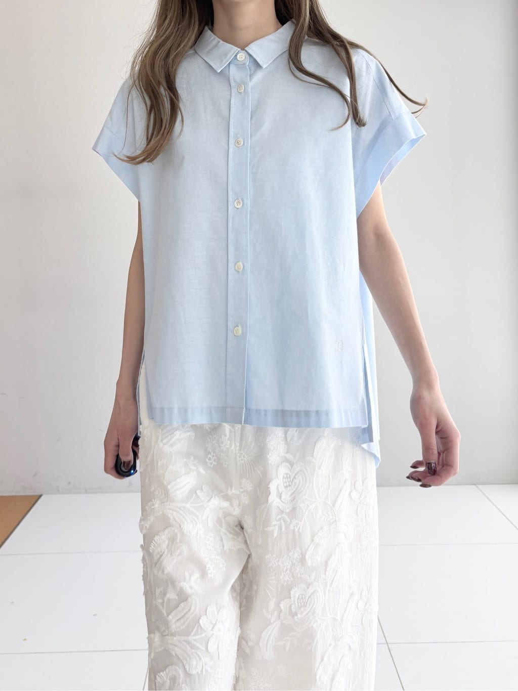 清水夏姫さんの「DRESSTERIOR｜【毎年人気/ウォッシャブル】バックフレアオックスシャツ」を使ったコーディネート