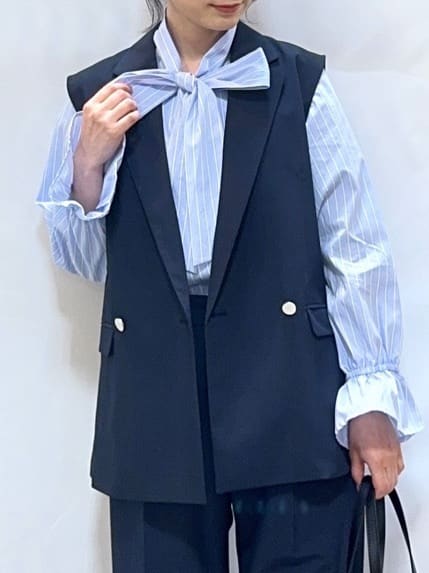 𝐇𝐢𝐫𝐨𝐦𝐢さんの「SHOO･LA･RUE｜【洗濯後しわになりにくい/UV/S-LL】大人っぽく着られる キャンディースリーブ リボンブラウス」を使ったコーディネート