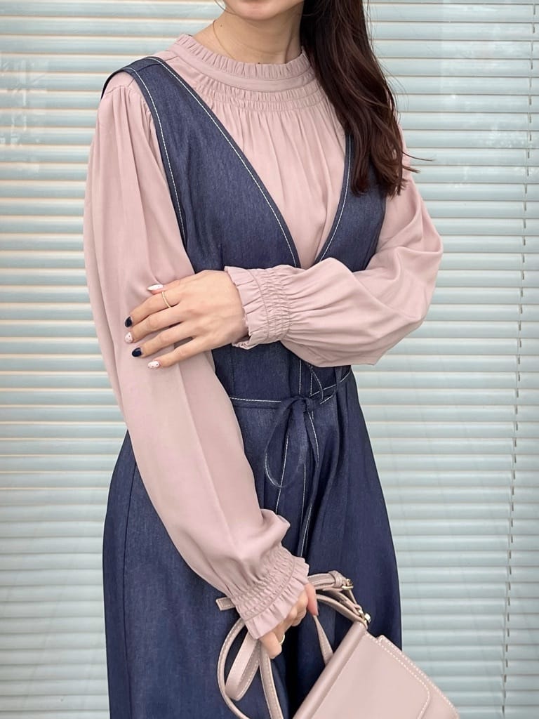 はばさんの「Couture brooch｜【前後2WAY・洗える】RTピケ リボン ブラウス」を使ったコーディネート