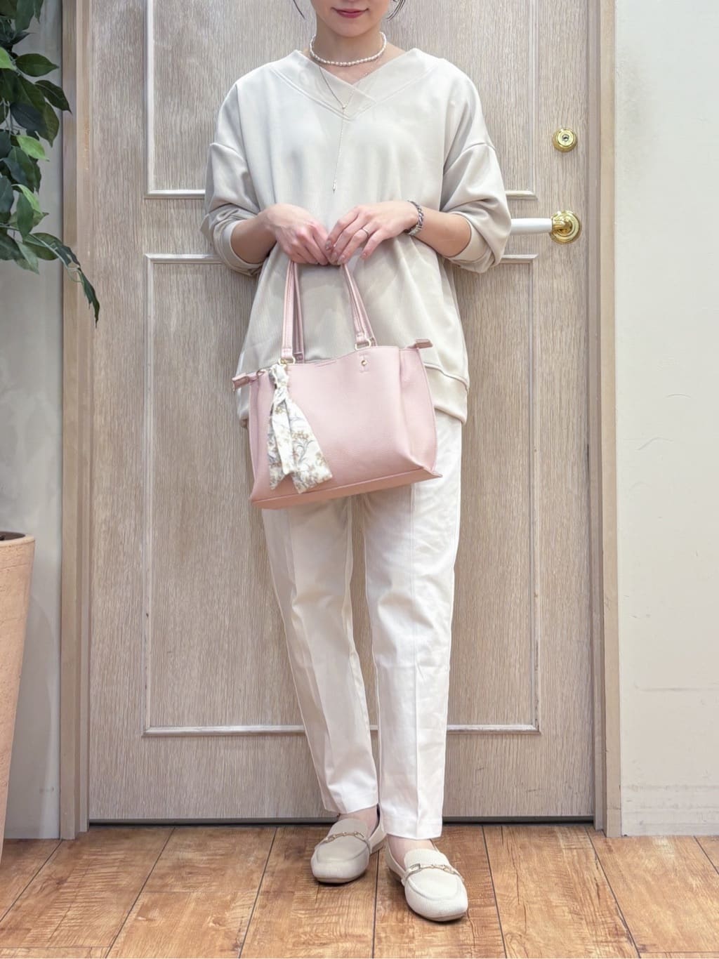 なみさんの「SHOO･LA･RUE｜【洗濯機可】インせずすっきり見え　優しい雰囲気のVネックトップス」を使ったコーディネート