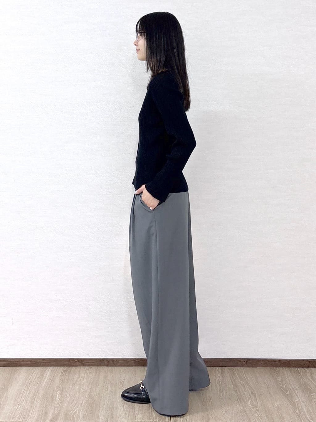 sachikoさんの「OPAQUE.CLIP｜シルバー多ボタン ランダムリブニットカーディガン【洗濯機OK】」を使ったコーディネート