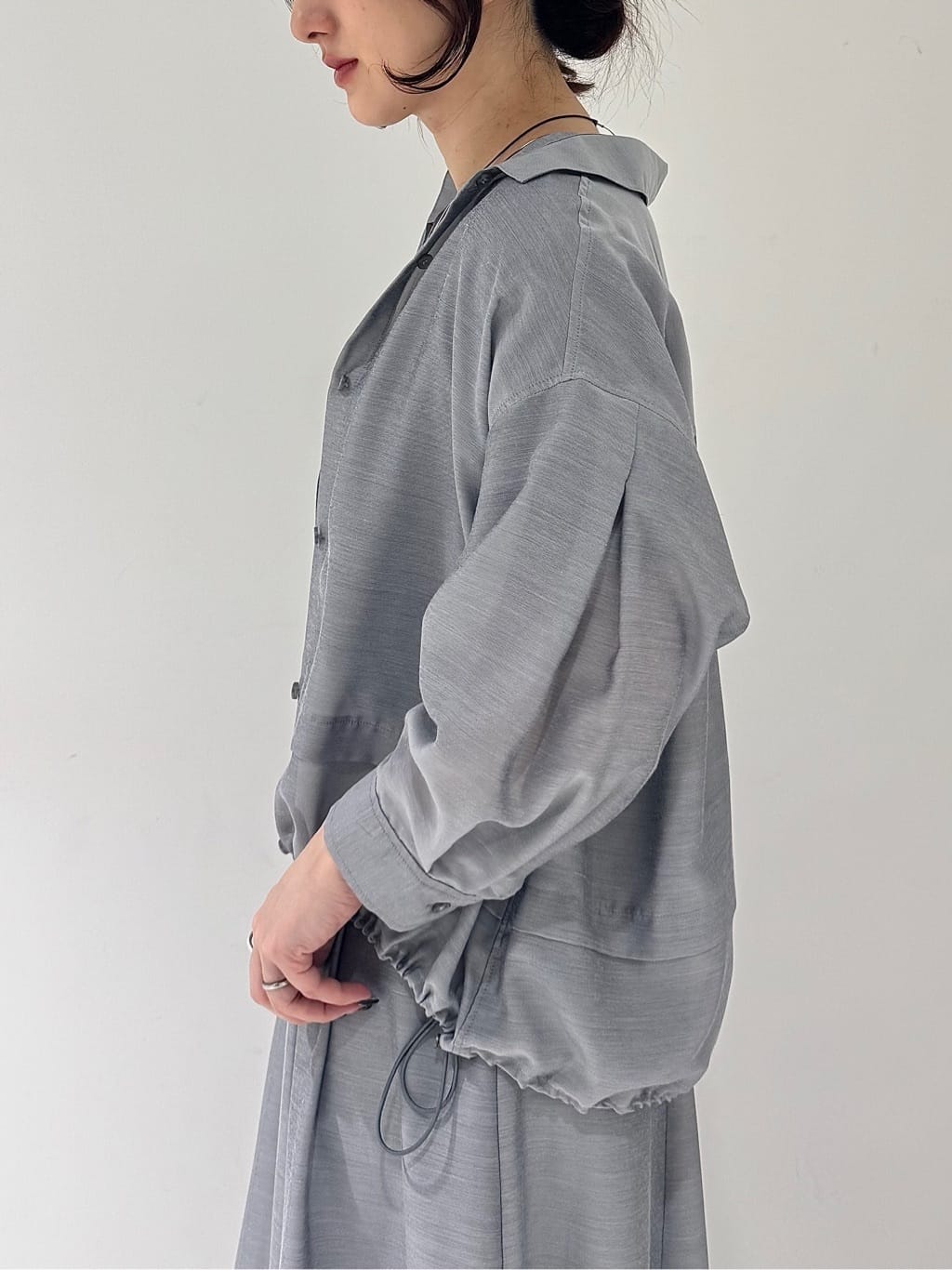 そんさんの「INDIVI｜【接触冷感／洗える／2WAY】ドロスト付 シアーシャンブレーシャツ」を使ったコーディネート