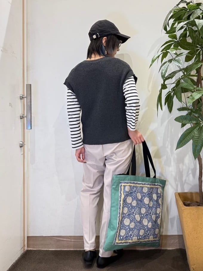 misakiさんの「SHOO･LA･RUE｜【S-LL/洗濯機可】気軽にレイヤード 前開きざっくりニットベスト」を使ったコーディネート
