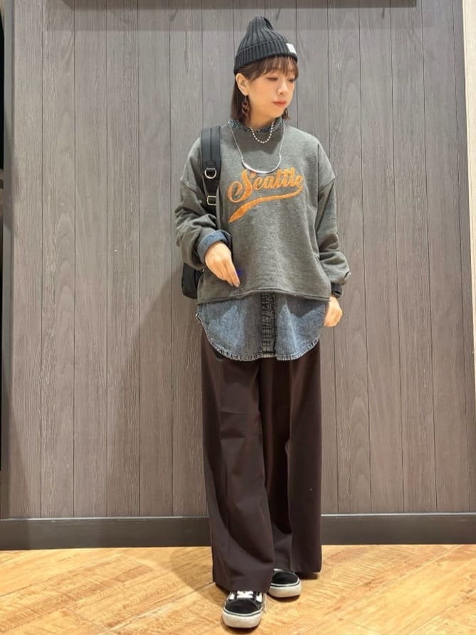 meiさんの「SHOO･LA･RUE｜【洗濯機可/S-LL】コーデの主役になる ロゴアソート 裏毛スウェット」を使ったコーディネート