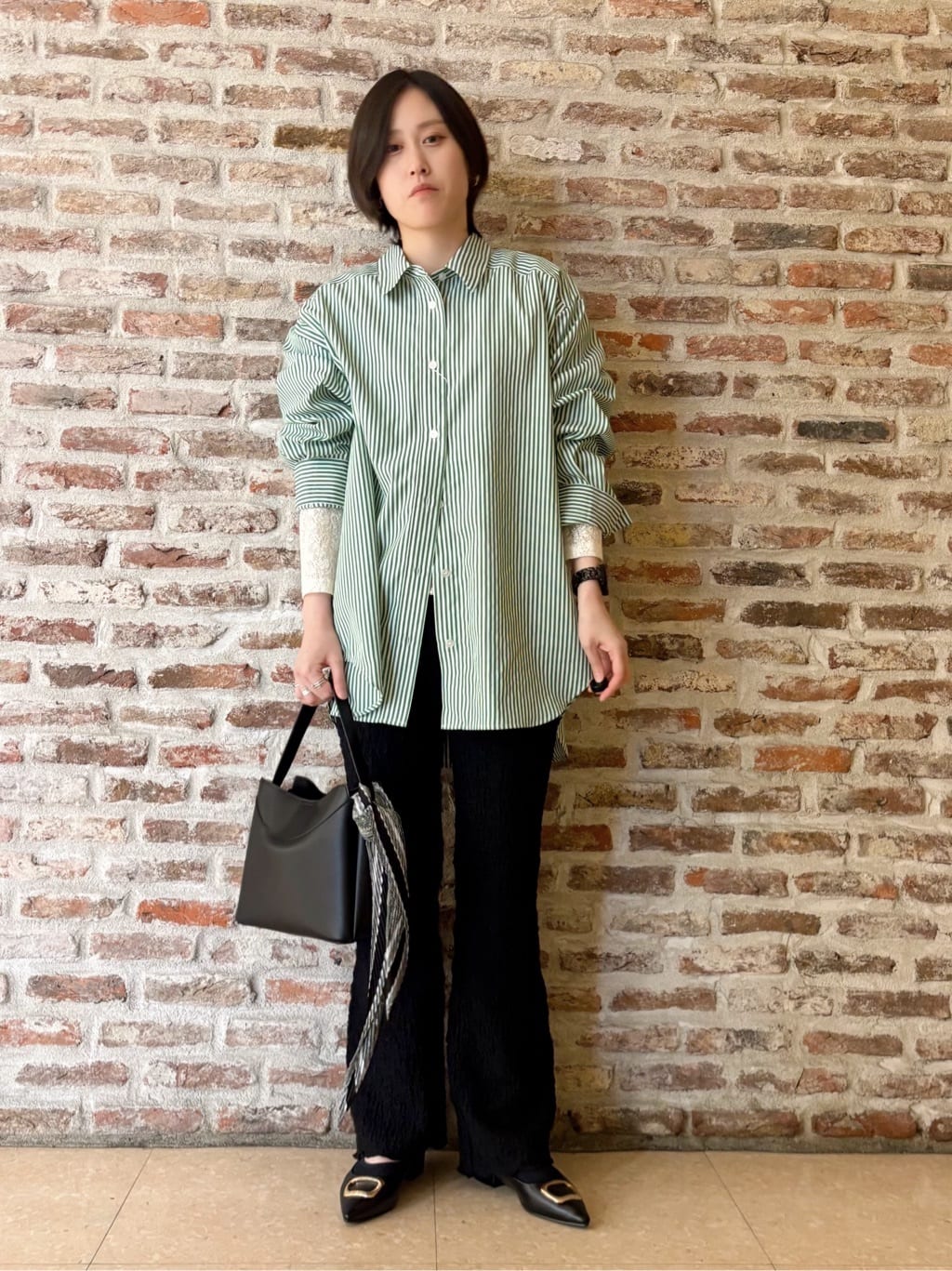 しばさんの「THE SHOP TK｜ゆったりシルエットで体型カバー ロングシャツ」を使ったコーディネート