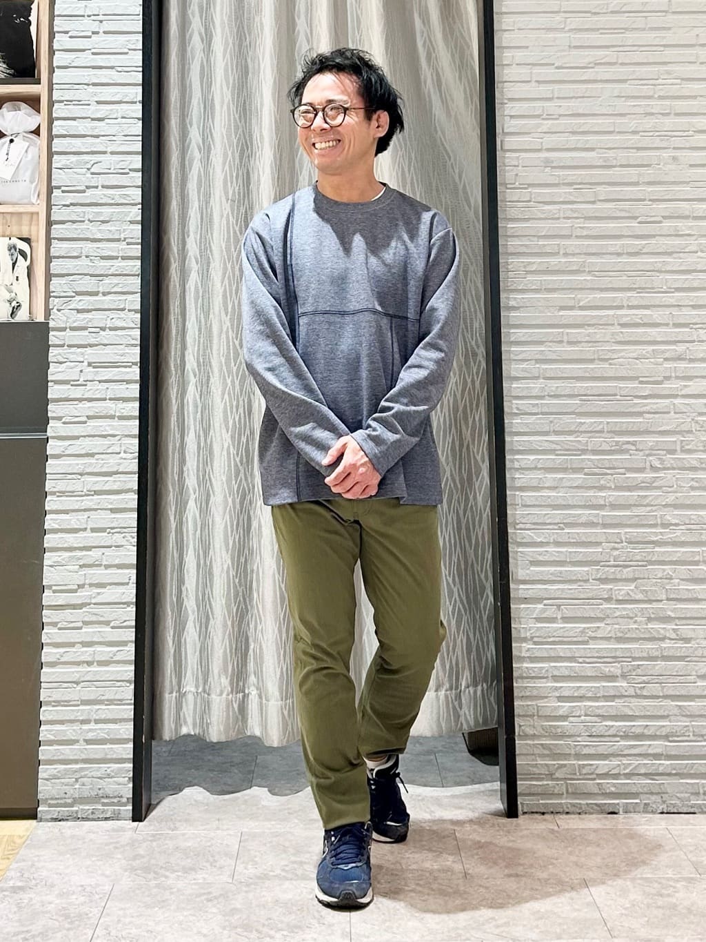 KENJI Iさんの「THE SHOP TK｜ダンボール ステッチ切替デザイン 長袖Tシャツ 洗濯機OK」を使ったコーディネート