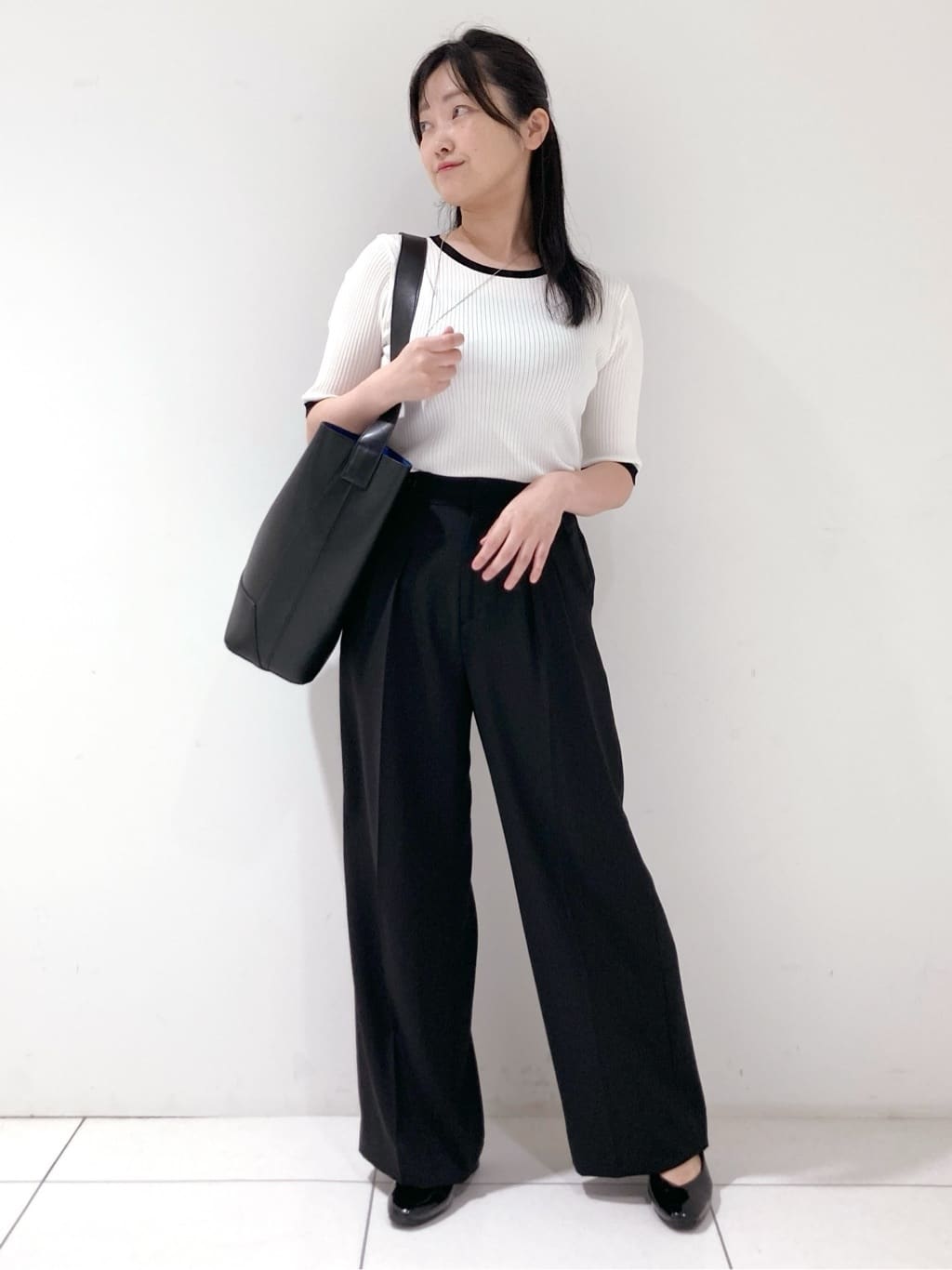 momokoさんの「INDIVI｜【インナーで活躍／アンサンブル】クルーネック半袖ニット」を使ったコーディネート