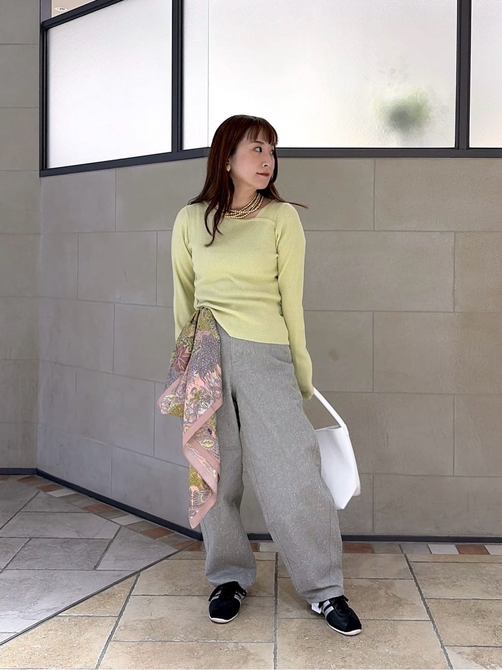 よねさんの「INDIVI｜オフショルスリットリブニット」を使ったコーディネート