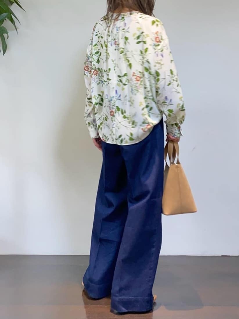 tomoさんの「UNTITLED｜【花柄/洗える】ボタニカルブラウス」を使ったコーディネート