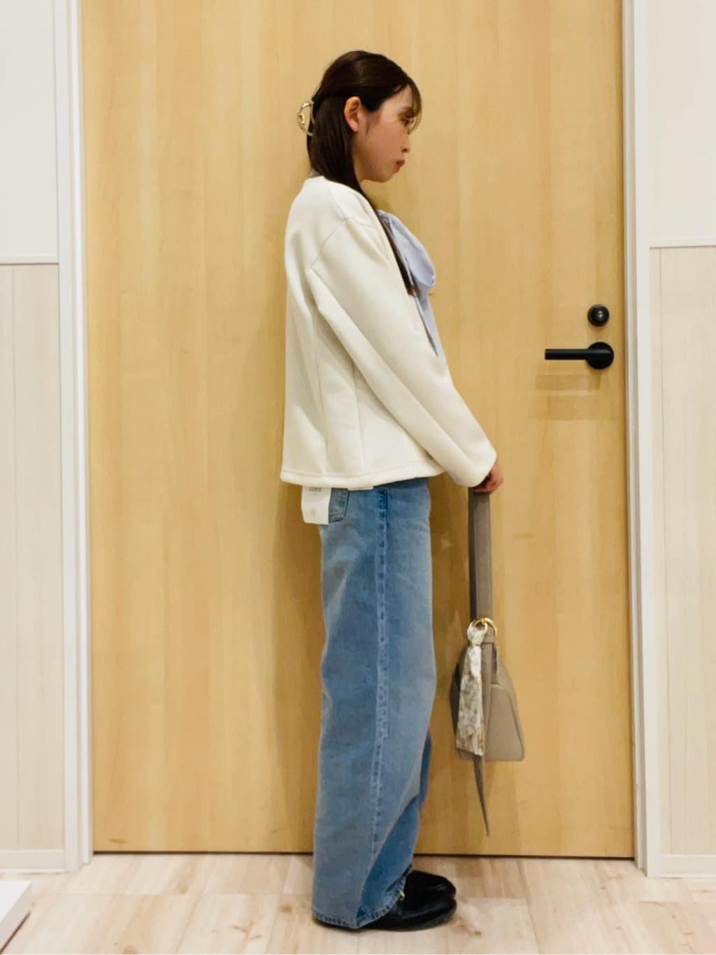 minamiさんの「SHOO･LA･RUE｜【SHOO・LA・RUE DENIM/高レビュー】ゆるっと決まる こなれカーブデニムパンツ」を使ったコーディネート