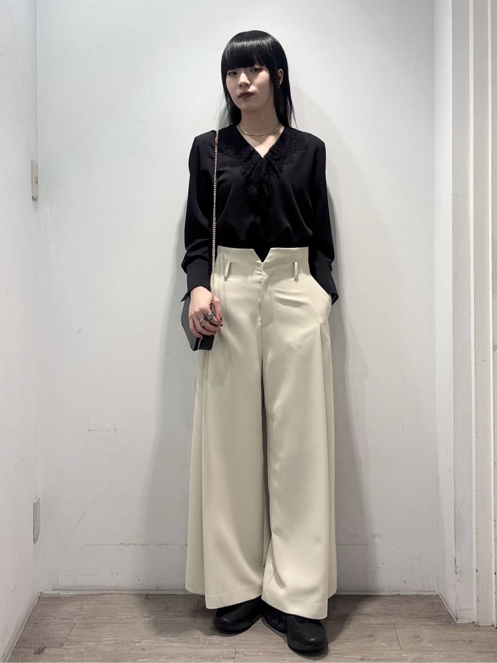 くっしーさんの「OPAQUE.CLIP｜【es】ヒゲレースVネックブラウス【洗濯機OK】」を使ったコーディネート