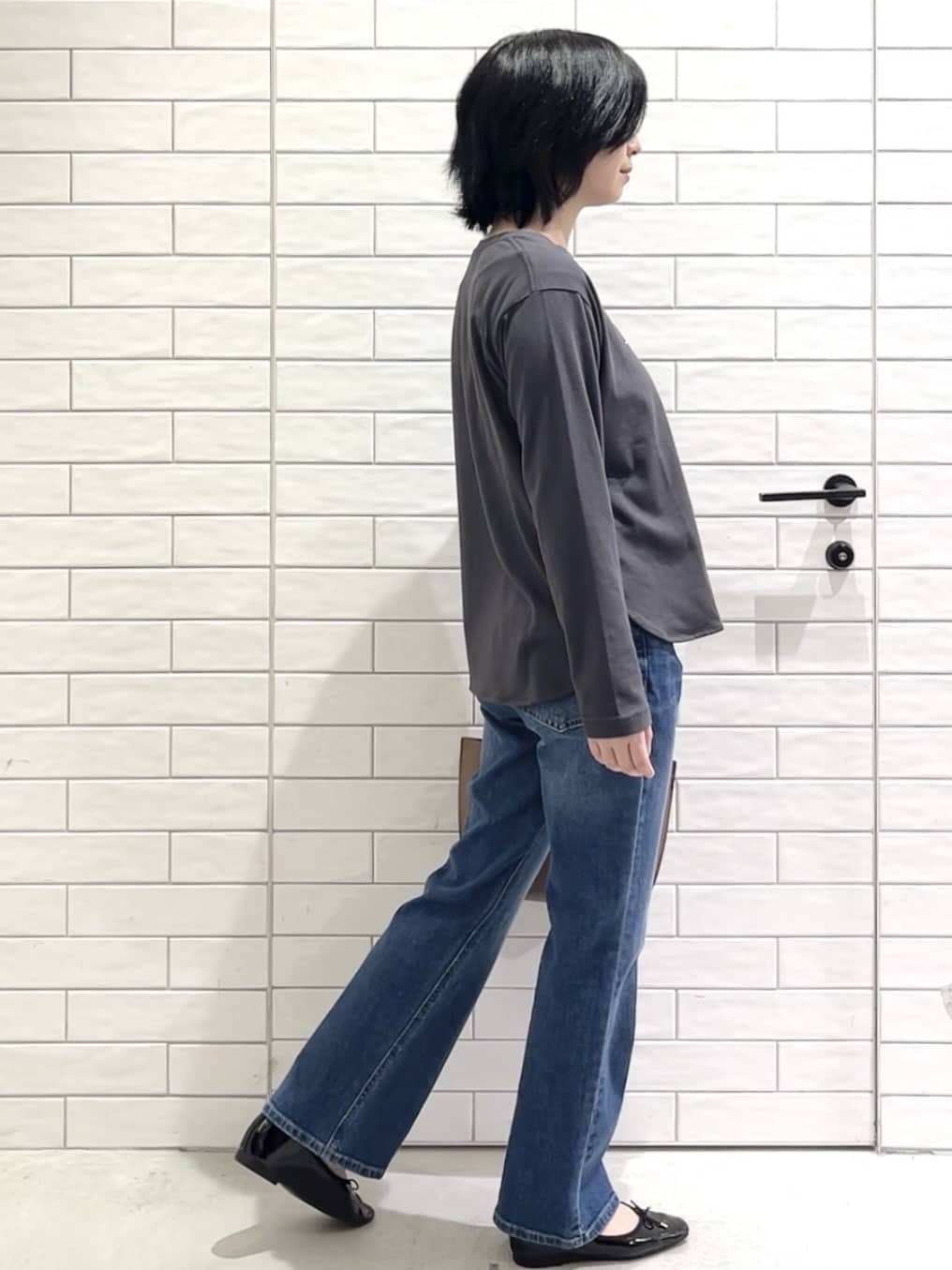 しおりさんの「OPAQUE.CLIP｜ロゴプリントロングTシャツ【洗濯機OK】」を使ったコーディネート
