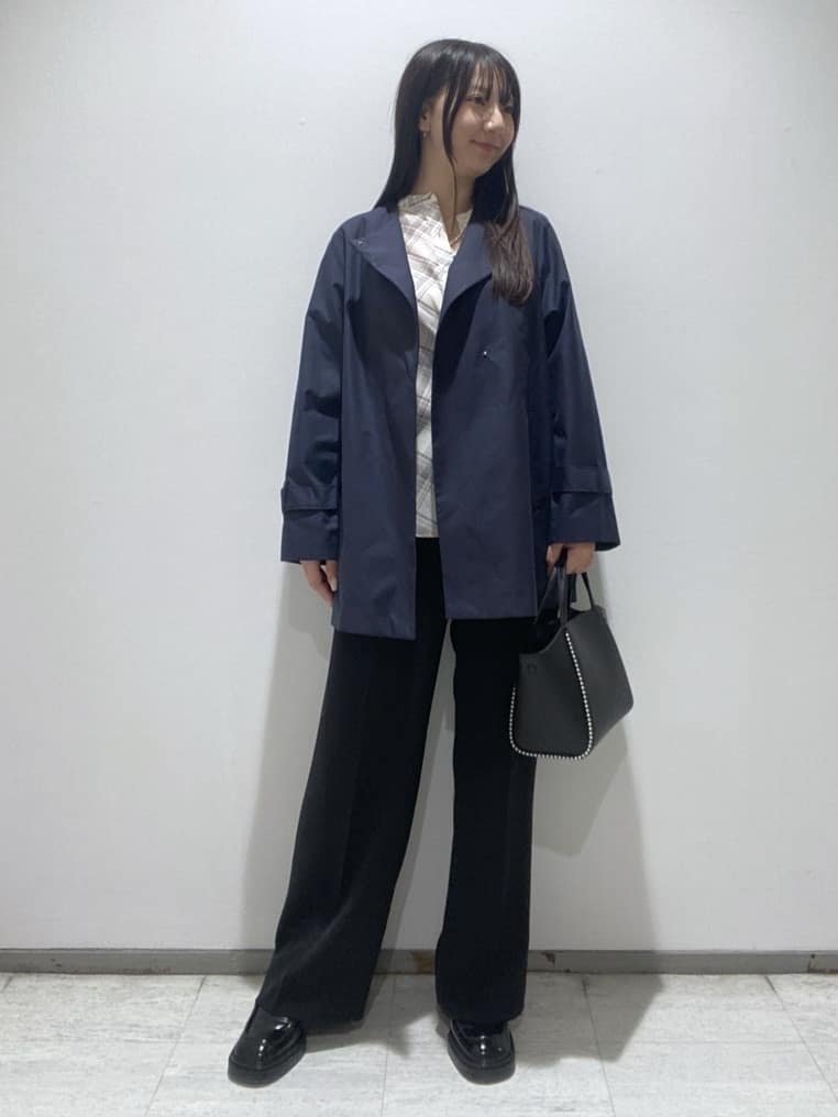 meiさんの「INDIVI｜【撥水/軽量】ミドル丈 ミニマルトレンチコート」を使ったコーディネート