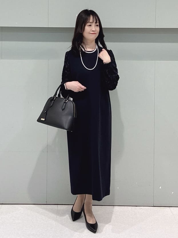makiさんの「UNTITLED｜◆【お呼ばれドレス/洗える】カットジャカードスリーブ ワンピース」を使ったコーディネート