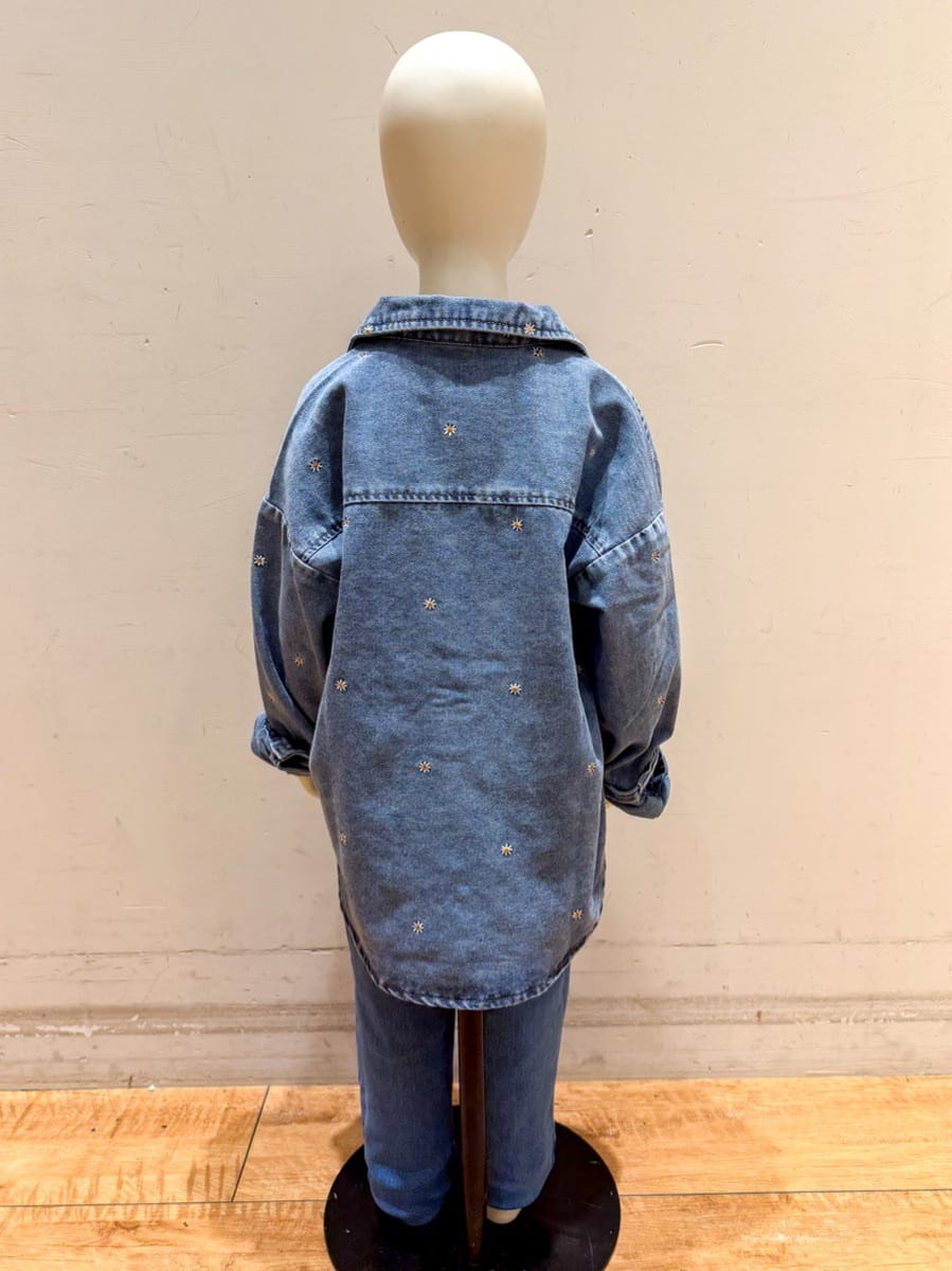 Takayaさんの「SHOO･LA･RUE｜【100-150cm】フラワー刺繍デニムシャツ」を使ったコーディネート