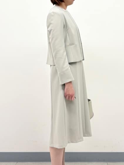 まいこさんの「INDIVI｜【上品光沢／SETUP可能】切り替えデザインジャケット」を使ったコーディネート