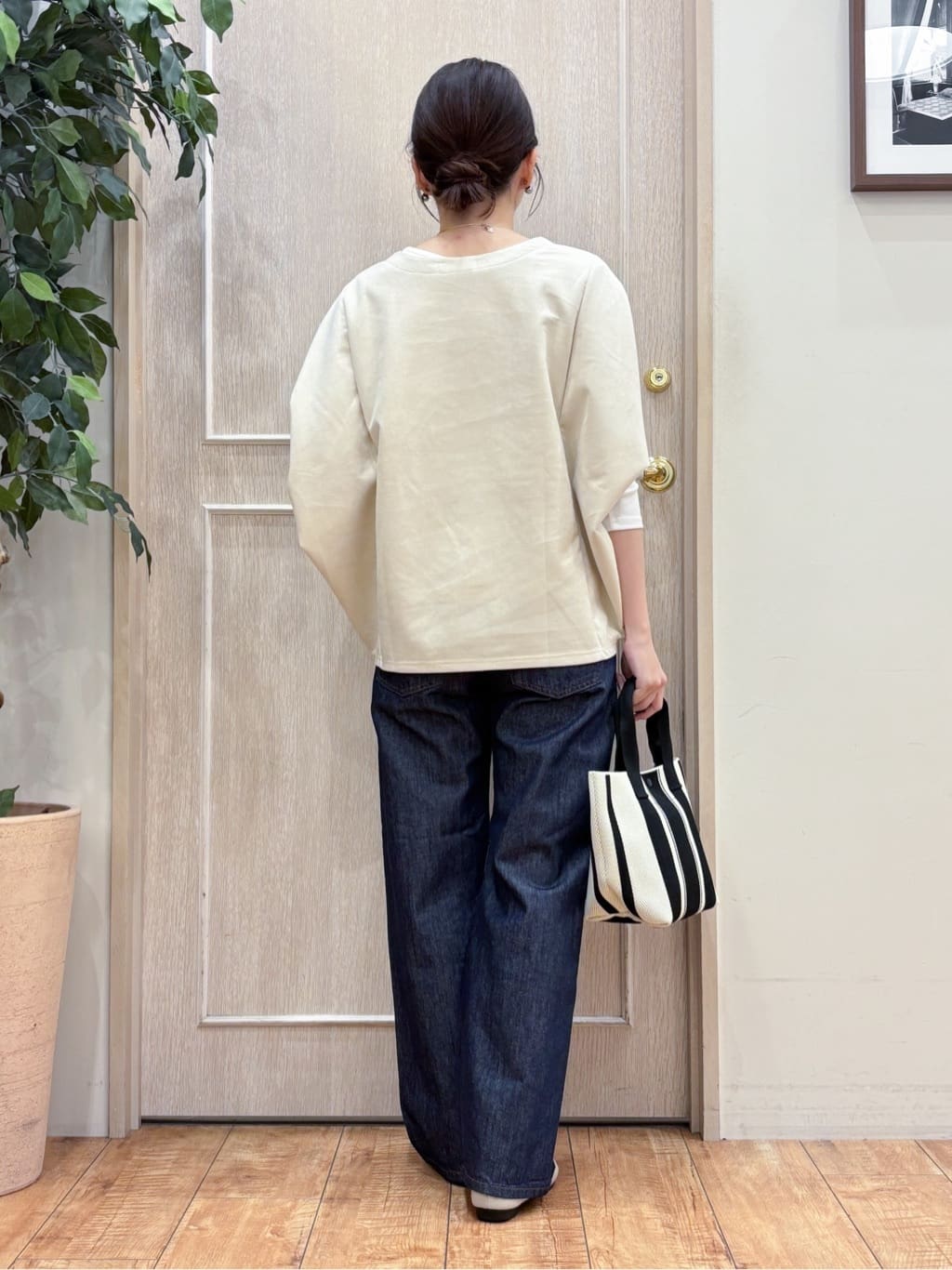 なみさんの「SHOO･LA･RUE｜【体型カバー/2点セット】ポンチョ風 スエードライクトップス+ロンT」を使ったコーディネート