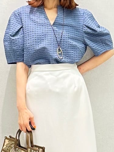 Miwaさんの「UNTITLED｜【吸水速乾/ストレッチ/Vネック】フォルムスリーブ ブラウス」を使ったコーディネート