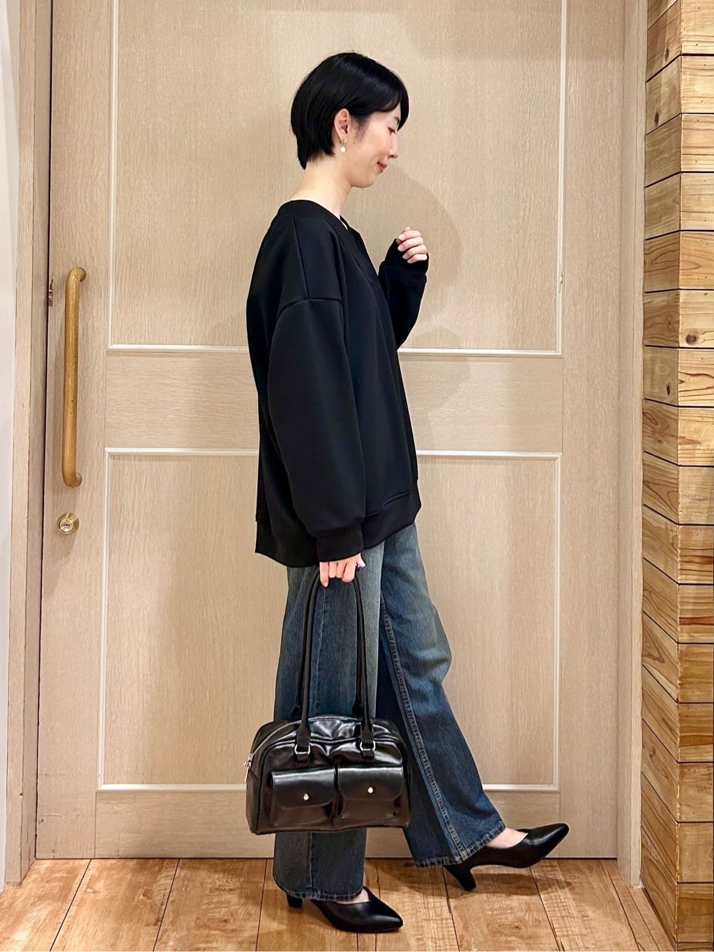 ちぐささんの「SHOO･LA･RUE｜【洗濯機可】インせずすっきり見え　優しい雰囲気のVネックトップス」を使ったコーディネート