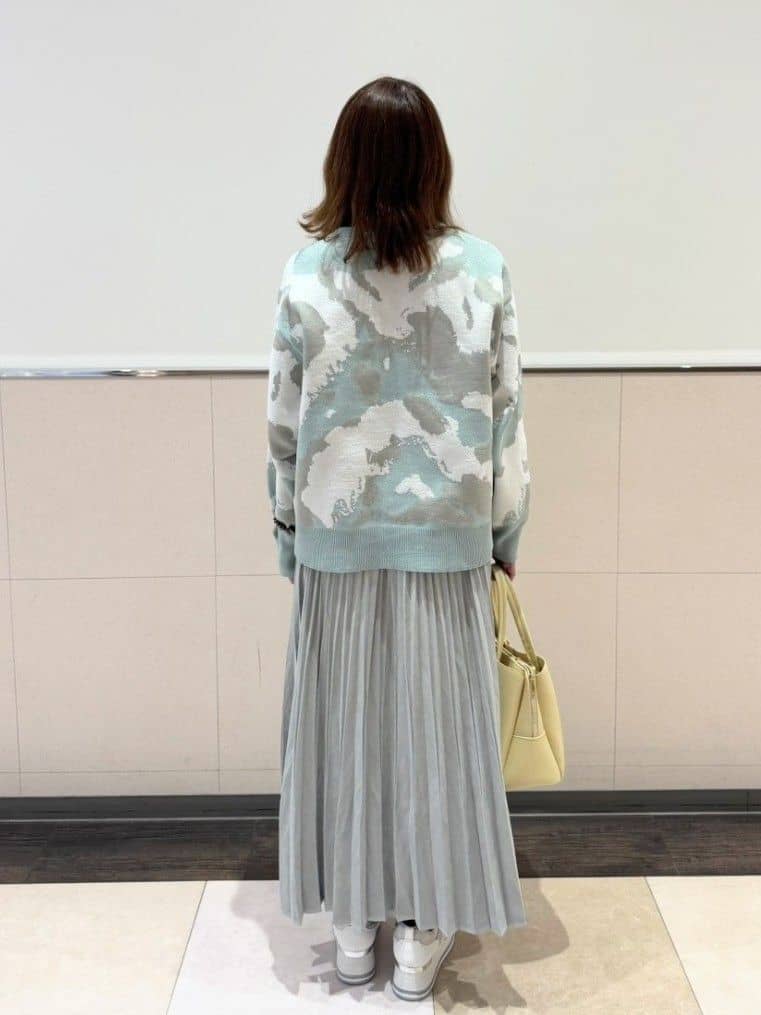 ジュンさんの「SHOO･LA･RUE｜【洗濯機可/S-LL】1枚で華やかに ラメ入りニュアンス柄ニット」を使ったコーディネート