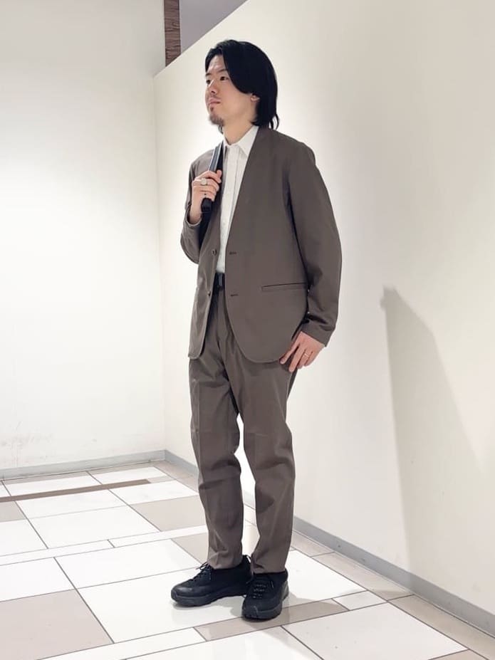 及川さんの「TAKEO KIKUCHI｜【ON／OFF兼用】CARREMANファブリック ノーカラージャケット」を使ったコーディネート