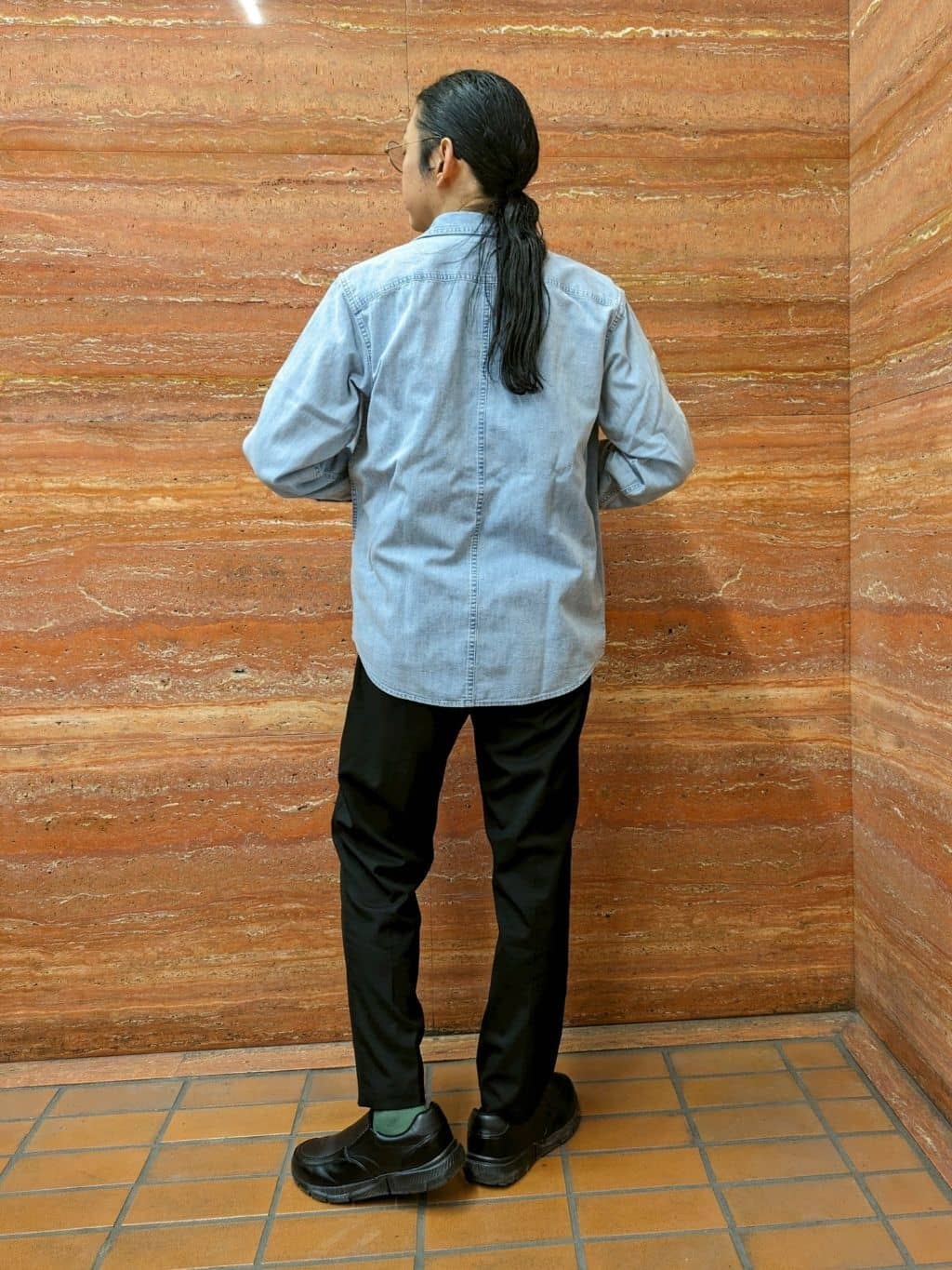 かしげるさんの「TAKEO KIKUCHI｜【BOWLER HAT LABEL】Tエンブレム デニムシャツ」を使ったコーディネート